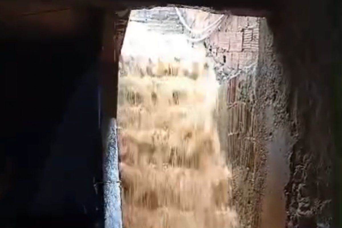 Vídeo: "cachoeira" invade escadaria no bairro de Tancredo Neves