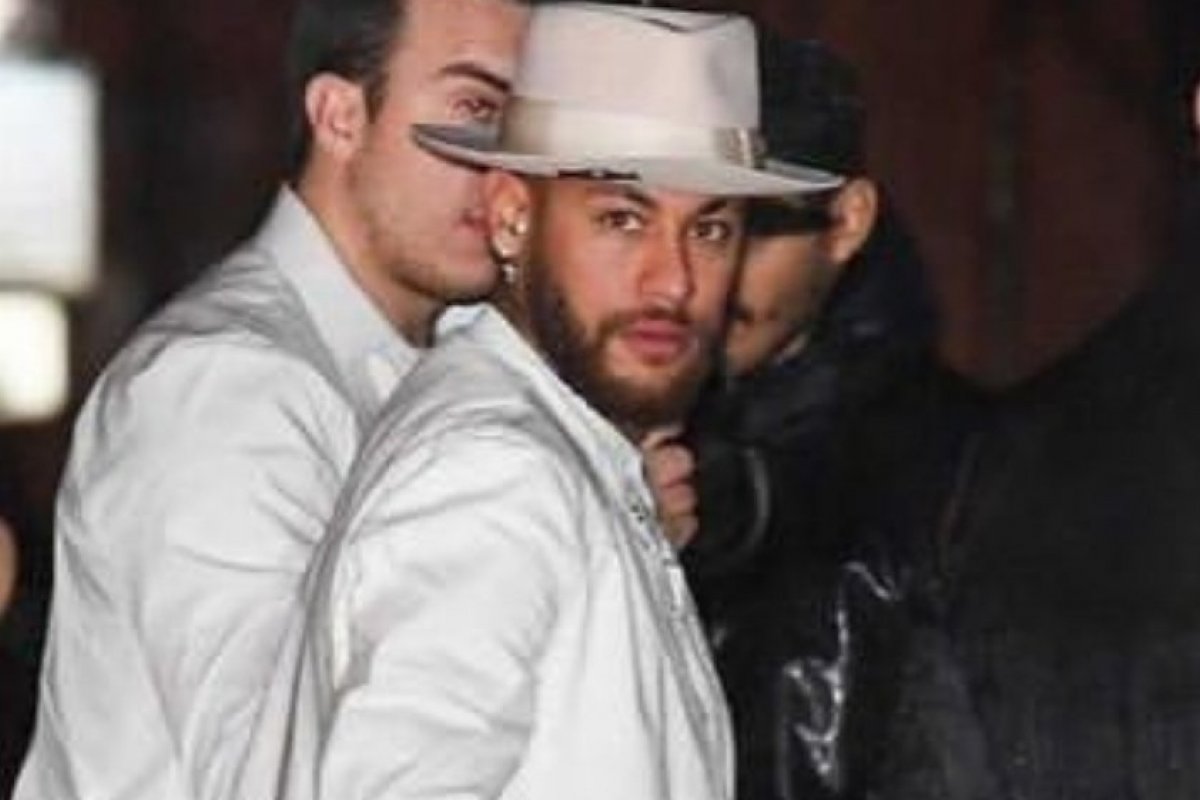 Prestes a completar 28 anos, Neymar promove festa do branco em Paris