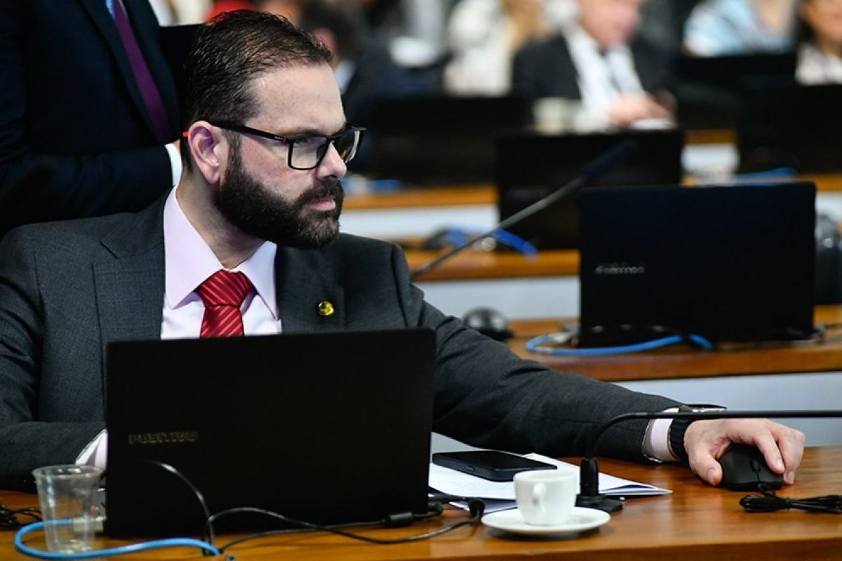 CCJ aprova que policiais se infiltrem na internet para investigar crimes contra menores