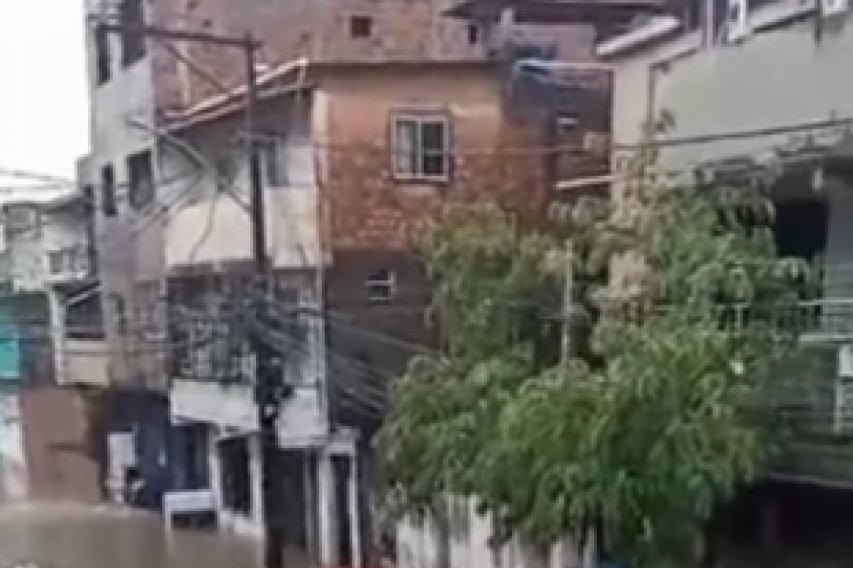 Vídeo: Moradores do bairro do Uruguai ficam ilhados devido às fortes chuvas na Capital