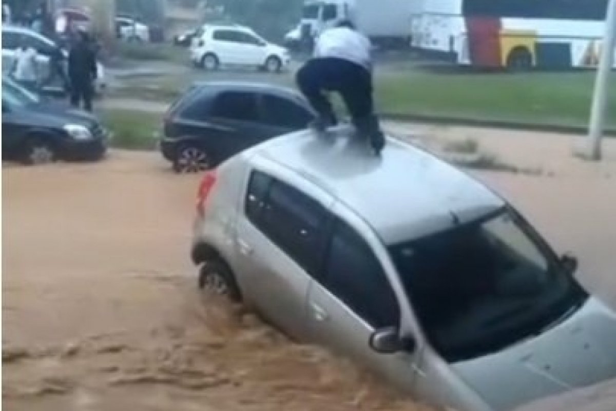 Vídeo: Motorista deixa às pressas carro submerso durante temporal em Salvador