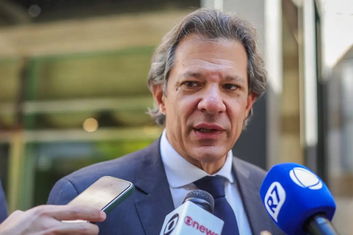 Haddad anuncia pacote que prevê economia de R$ 70 bilhões em dois anos e bloqueio de benefícios tributários em caso de déficit