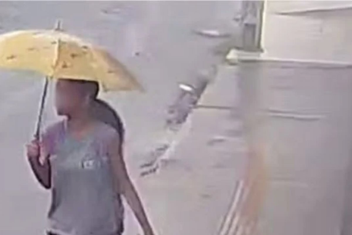 Vídeo: bombeiros retomam buscas por garota de 12 anos que caiu em bueiro em Dias D'Ávila