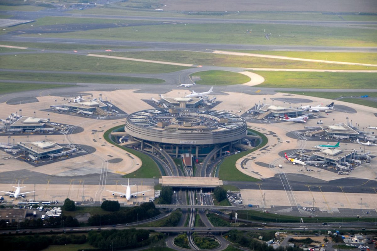 Cachorra foge de avião e maior aeroporto da França fecha pistas