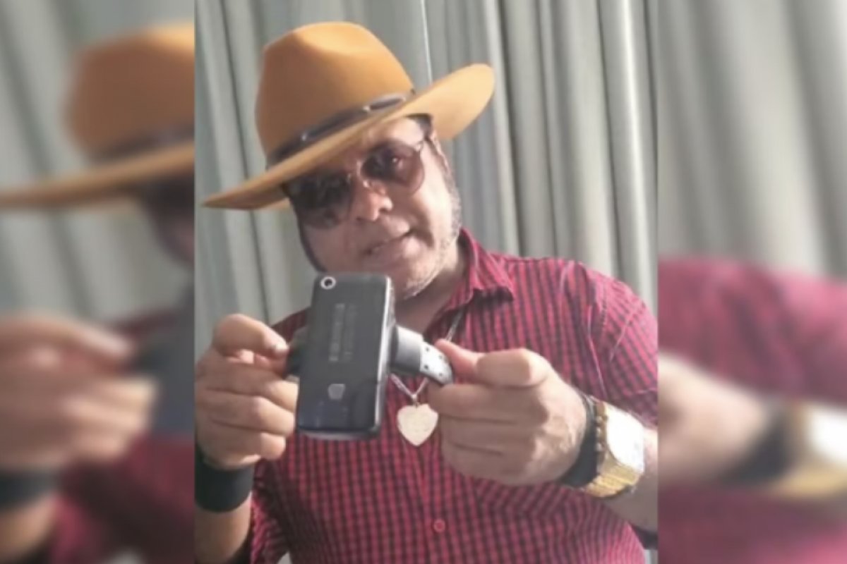 Vídeo: radialista preso pelo 8/1 exibe tornozeleira quebrada e desafia Moraes
