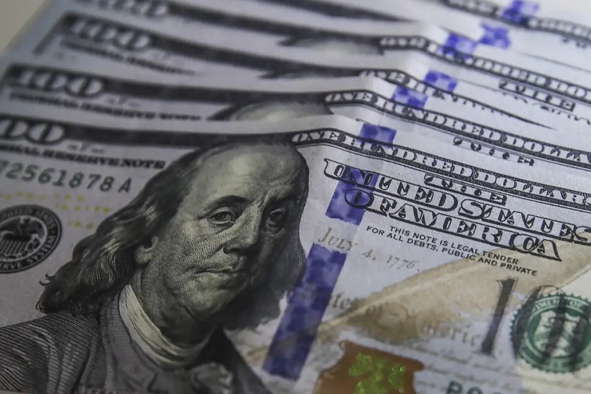 Dólar bate R$ 6 pela primeira vez com pacote fiscal e aumento da isenção do IR
