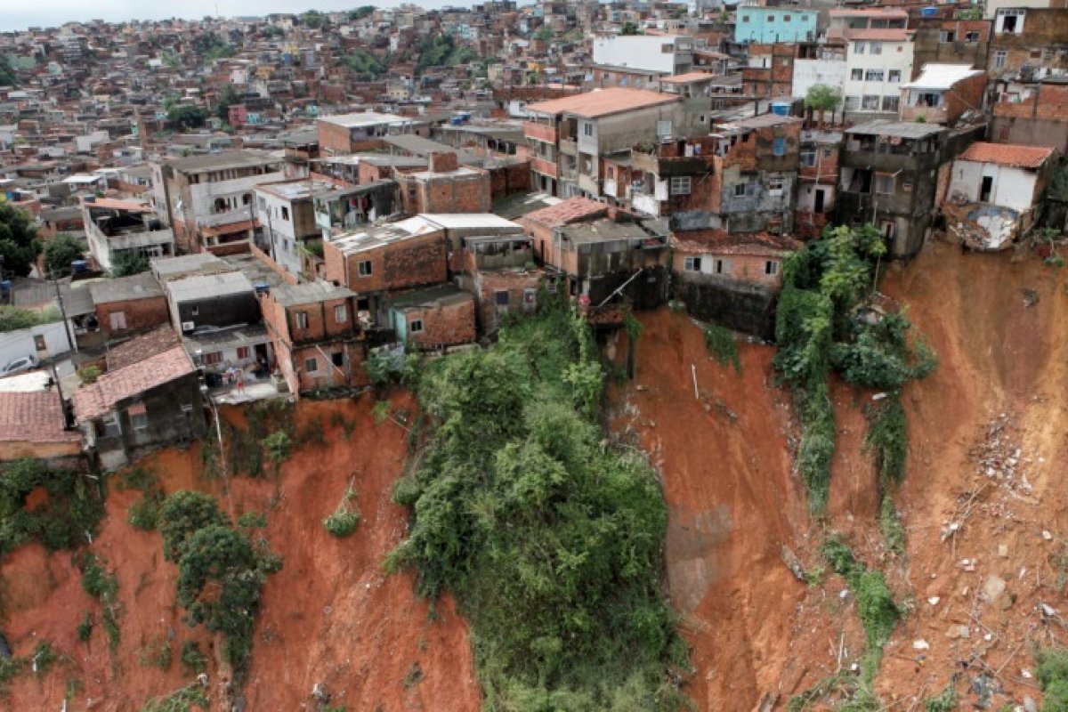 Tragédias causadas pelas chuvas em Salvador evidenciam racismo ambiental e a urgência de ações de prevenção