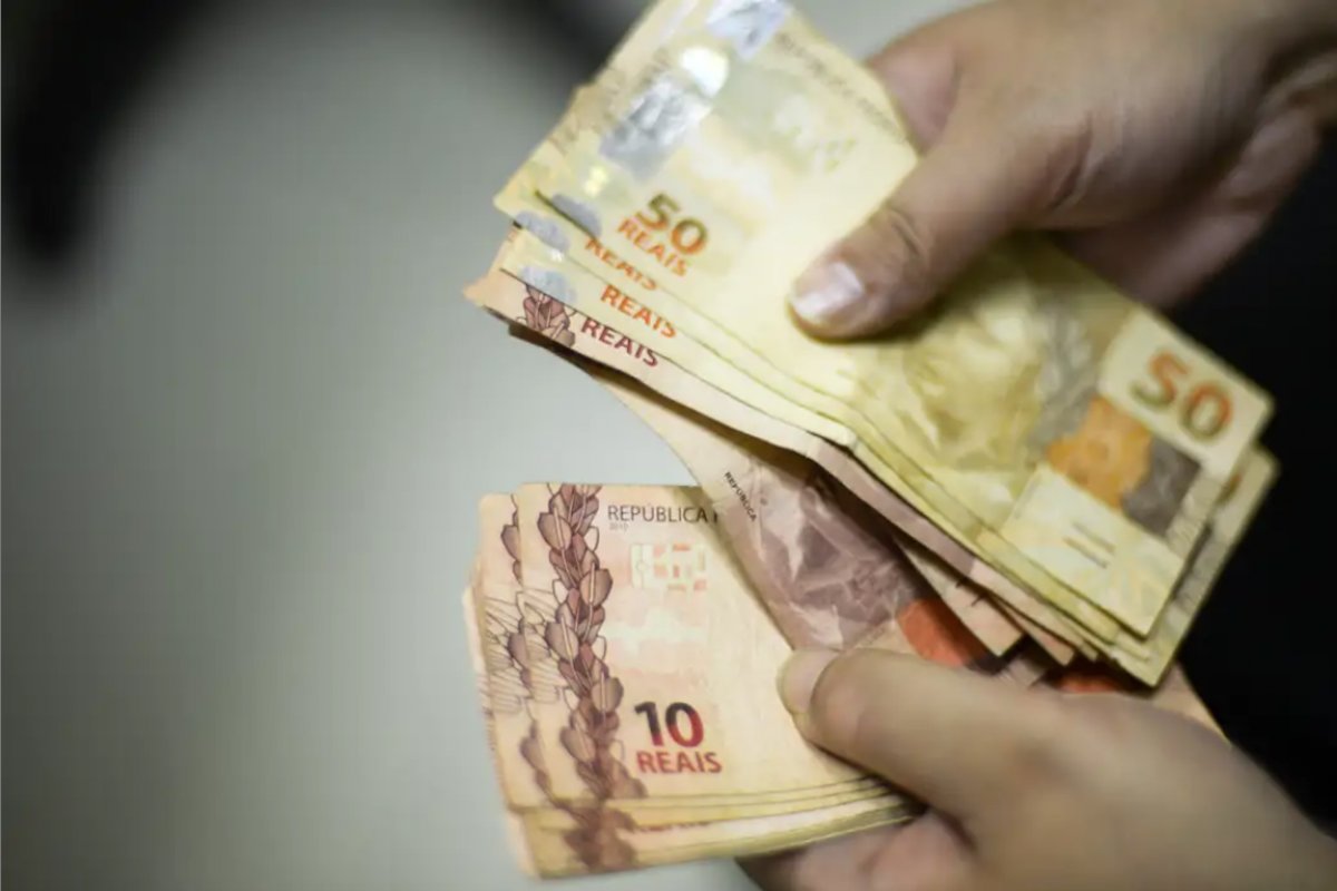 Dólar estabiliza em R$ 5,98 após mercado reagir negativamente ao pacote fiscal do governo