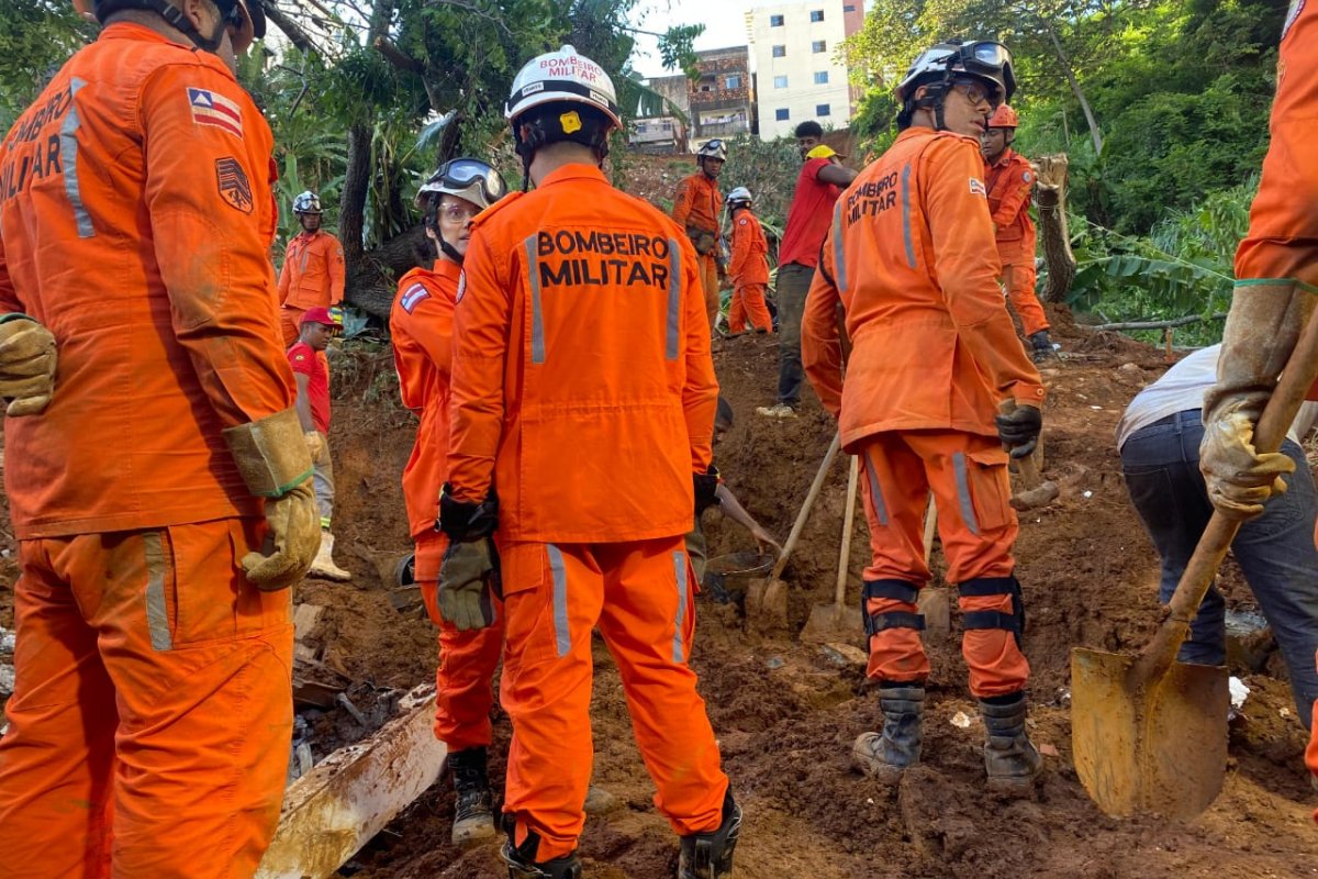 Vídeo: jovem soterrado em Salvador é encontrado morto 48 horas após deslizamento de terra