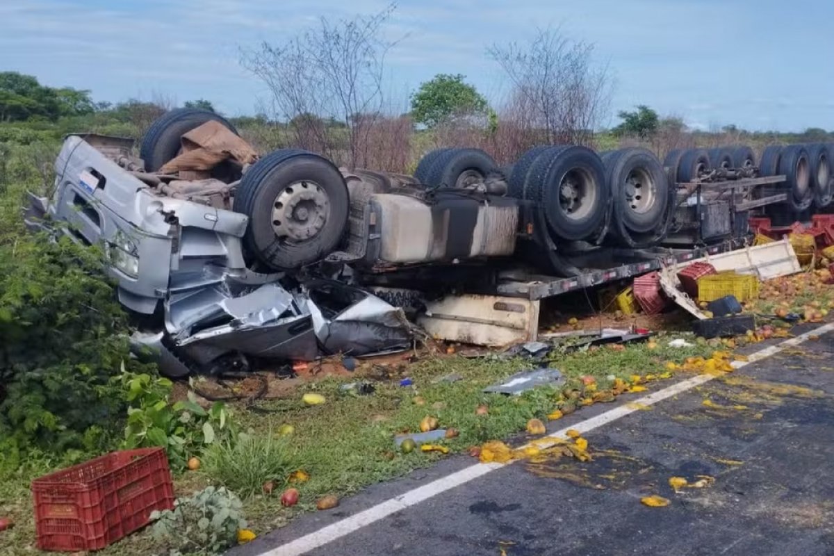 Caminhão carregado de manga tomba e deixa adolescente morta e um homem ferido na Bahia