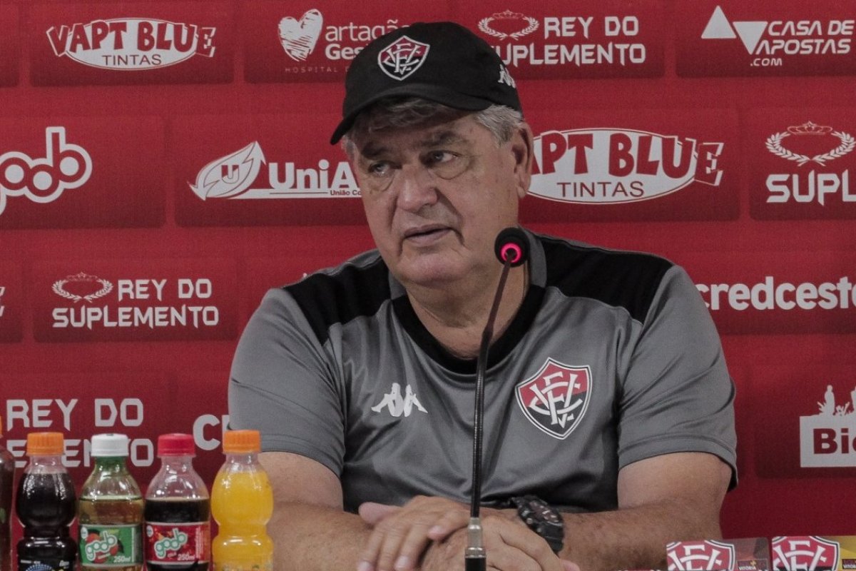 Técnico do Vitória tem celular roubado durante Festa de Iemanjá, em Salvador