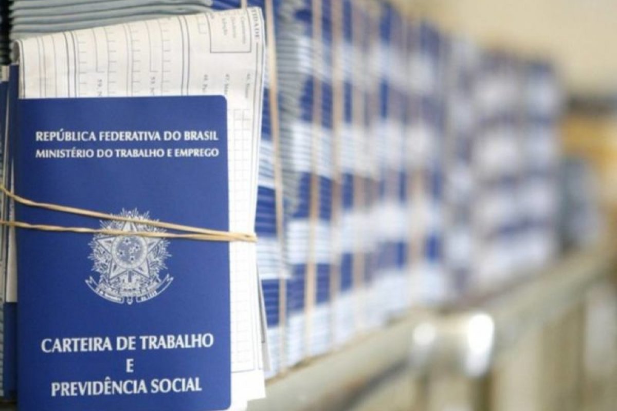 Mercado de trabalho brasileiro bate recorde com empregados com carteira e sem carteira, afirma IBGE