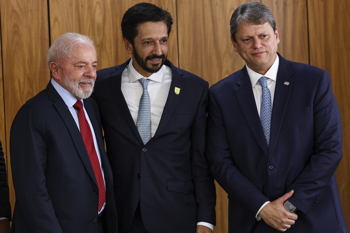 Evento de Lula com Tarcísio e Nunes no Planalto vira desagravo contra golpe e ditadura