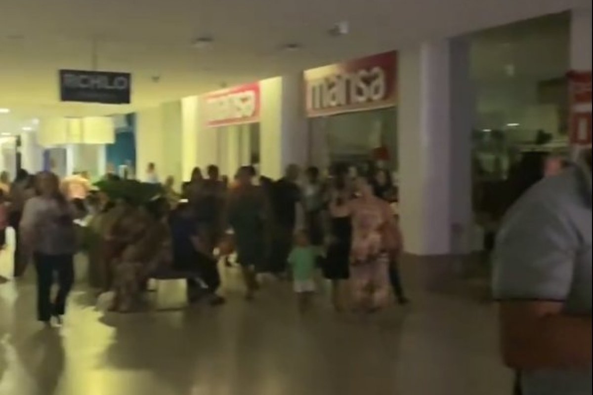 Vídeo: Shopping de Salvador sofre apagão em meio a Black Friday