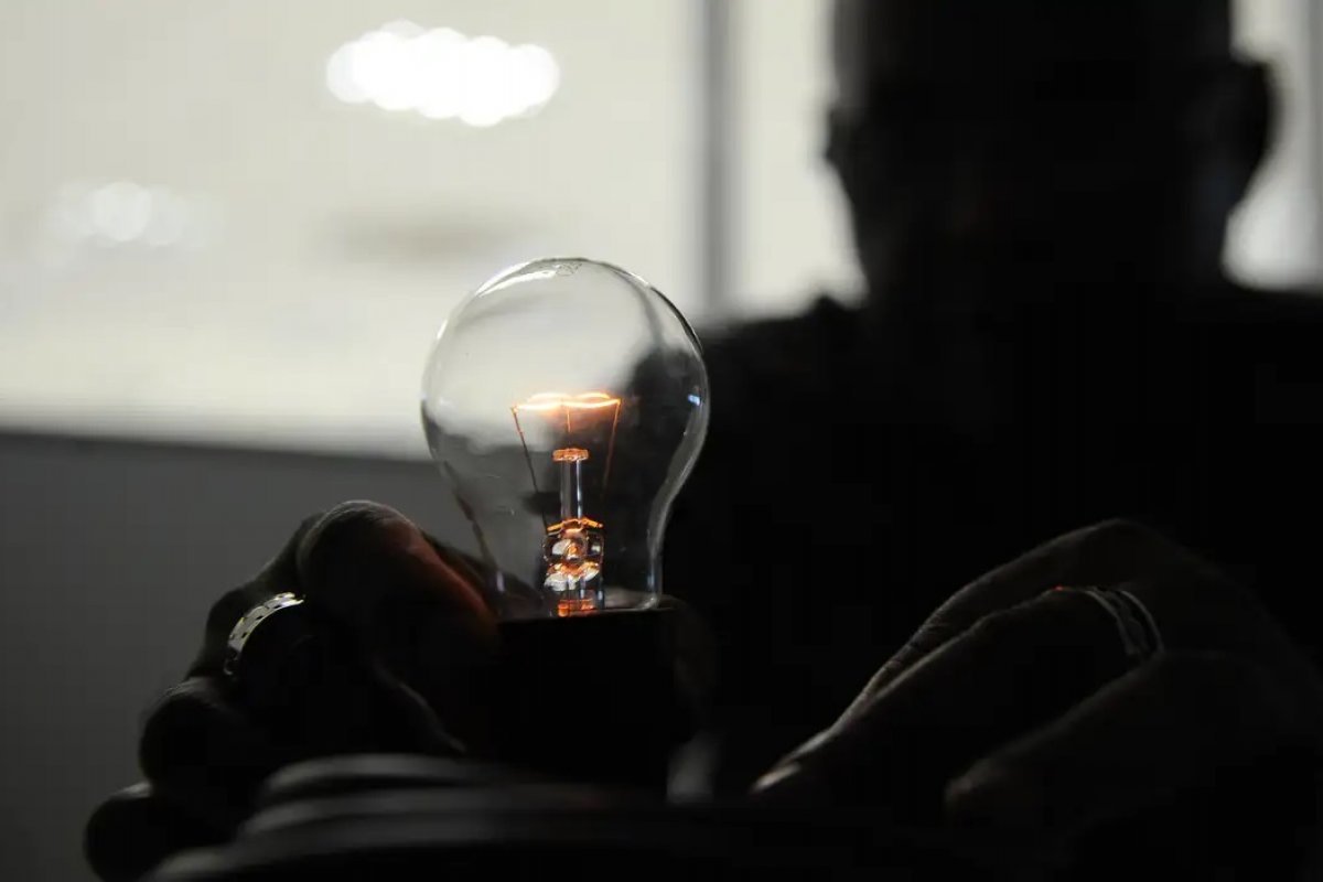 Aneel define que dezembro terá bandeira verde na conta de luz, sem cobrança extra