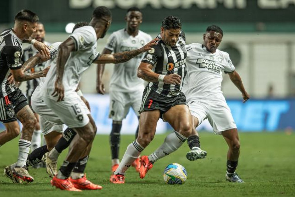 Antes da final da Libertadores, Hulk perdoa Luiz Henrique após desentendimento no Brasileirão