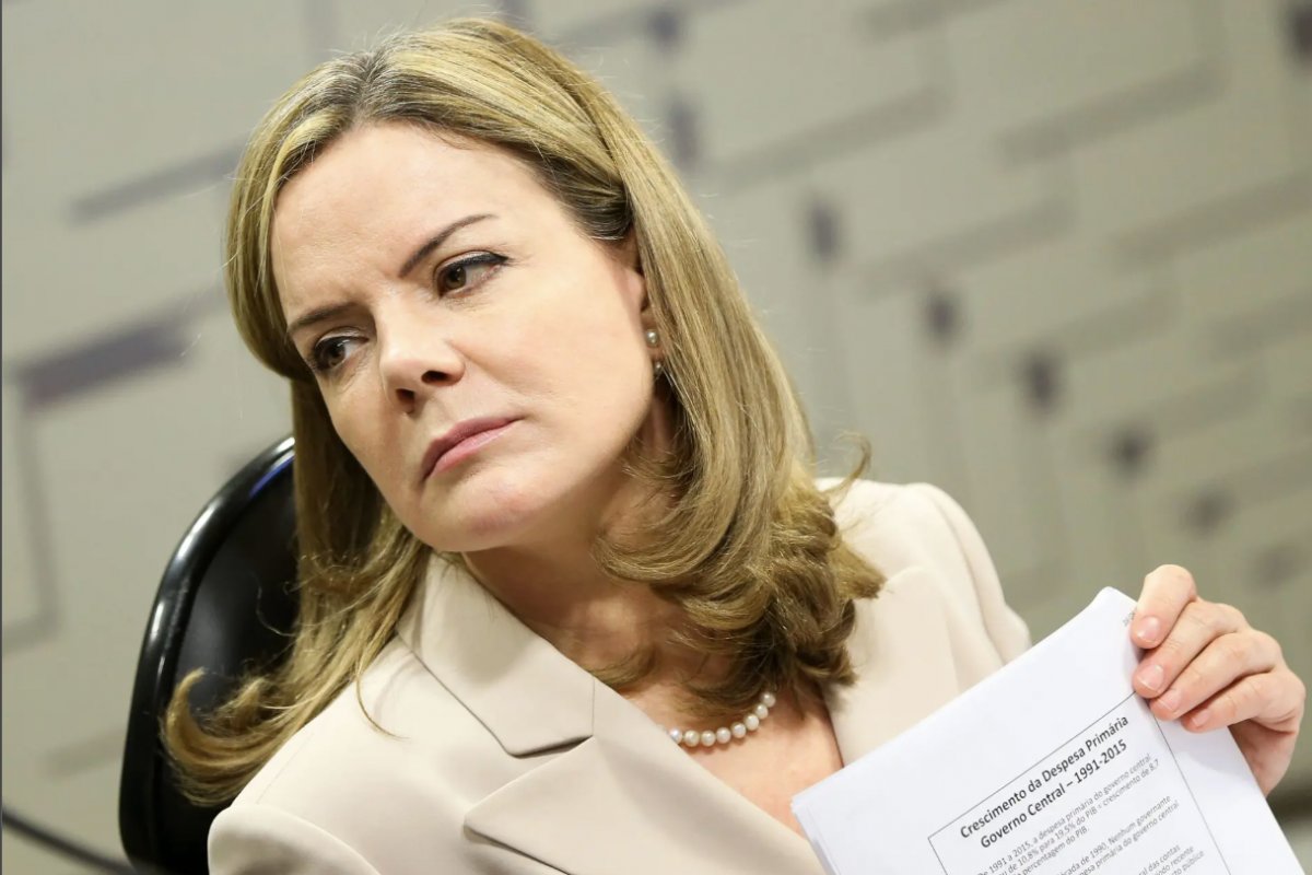 Gleisi chama Bolsonaro de "covarde" e alfineta sobre pedido de absolvição feito a Lula