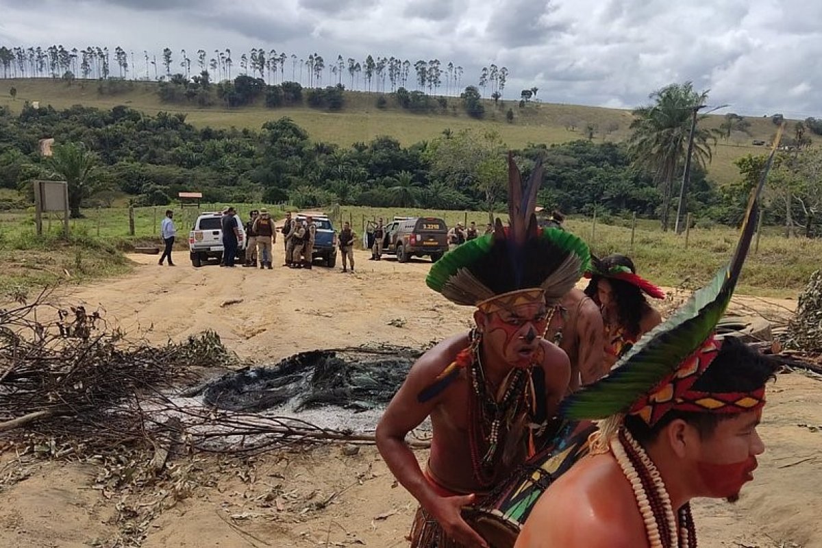 Comunidade Pataxó sofre ataques e tem casas incendiadas em Santa Cruz Cabrália, na Bahia