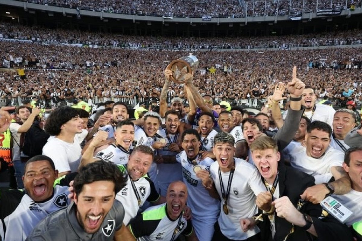 Com um jogador a menos, Botafogo bate o Galo e vence a Libertadores da América