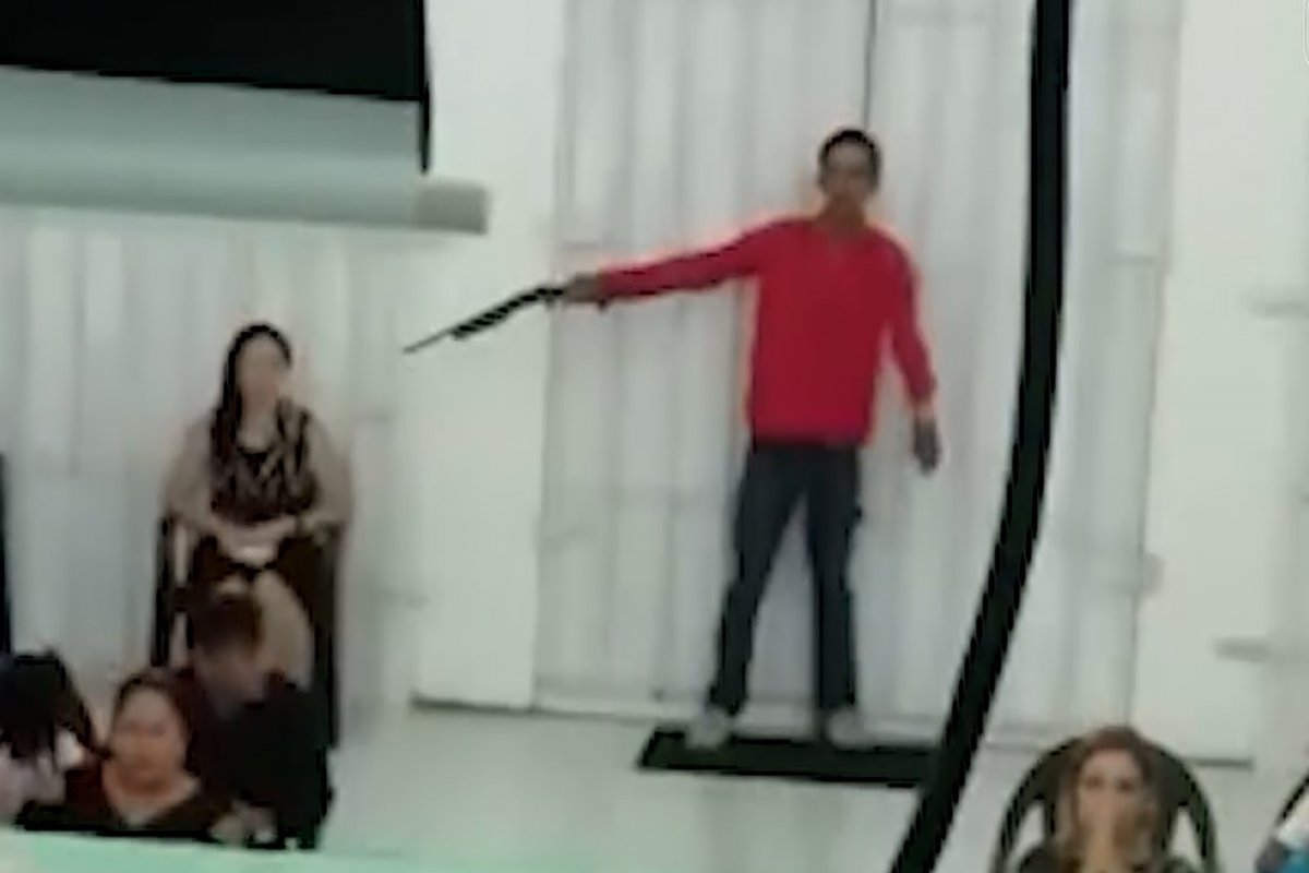 Homem invade igreja, aponta arma para mulher e rouba fiéis