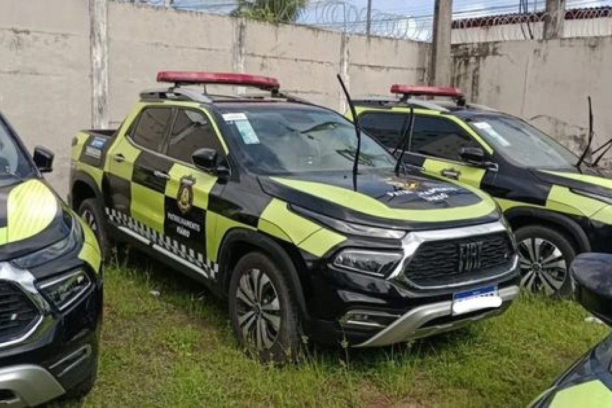 Viatura da Transalvador colide em poste no bairro do Rio Vermelho