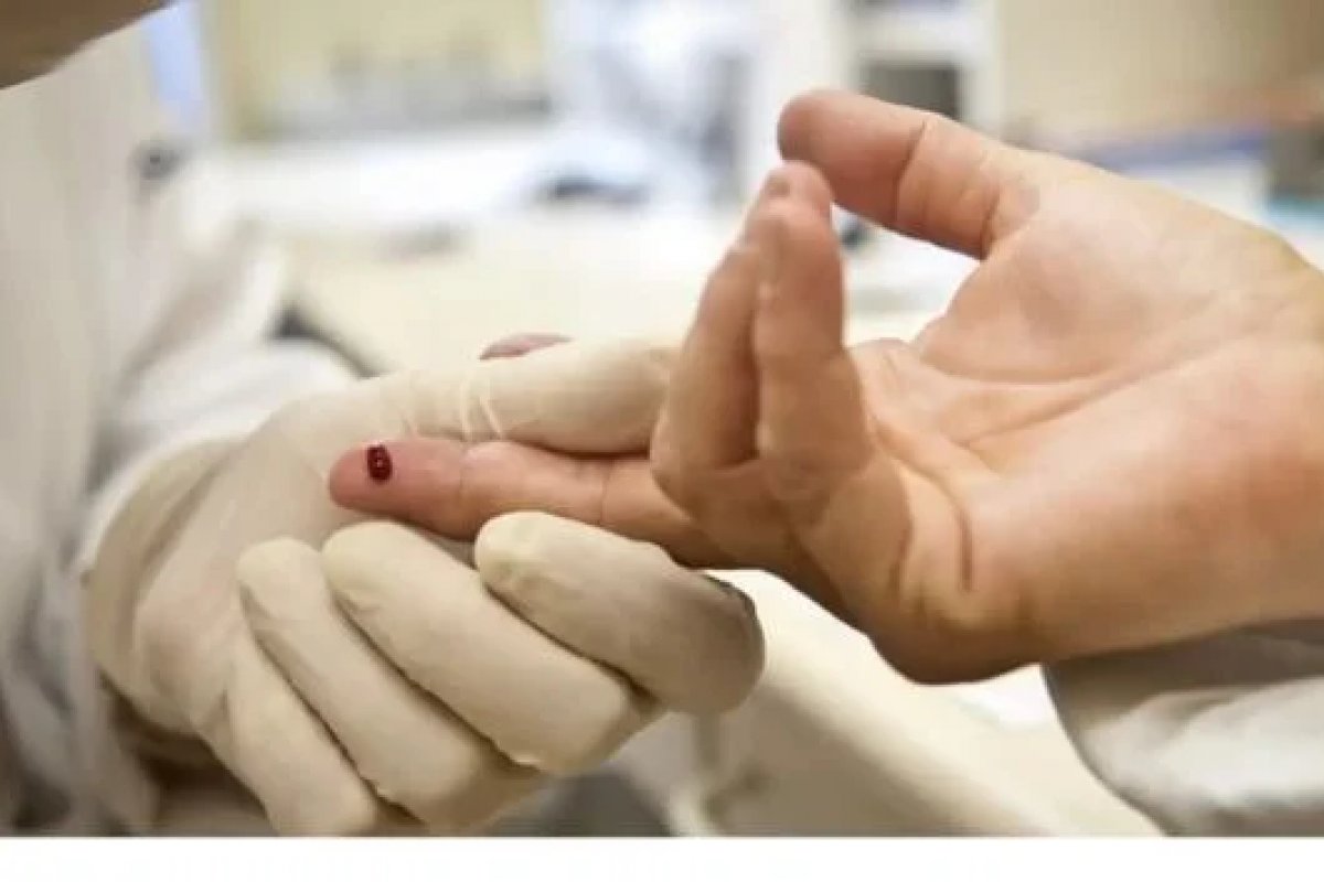 Aumento de casos de HIV entre idosos preocupa geriatras