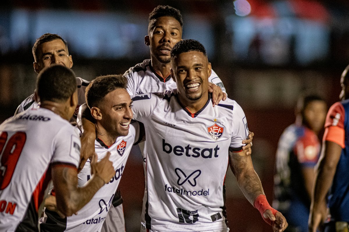 Vídeo: Alerrando faz dois, Vitória bate Fortaleza e se garante na primeira divisão; confira os gols