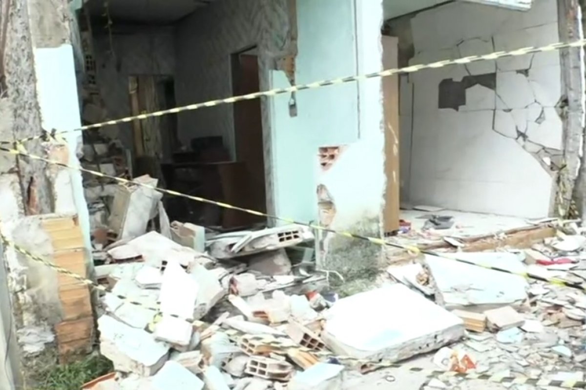 Explosão de gás destrói casa e deixa quatro feridos em Salvador