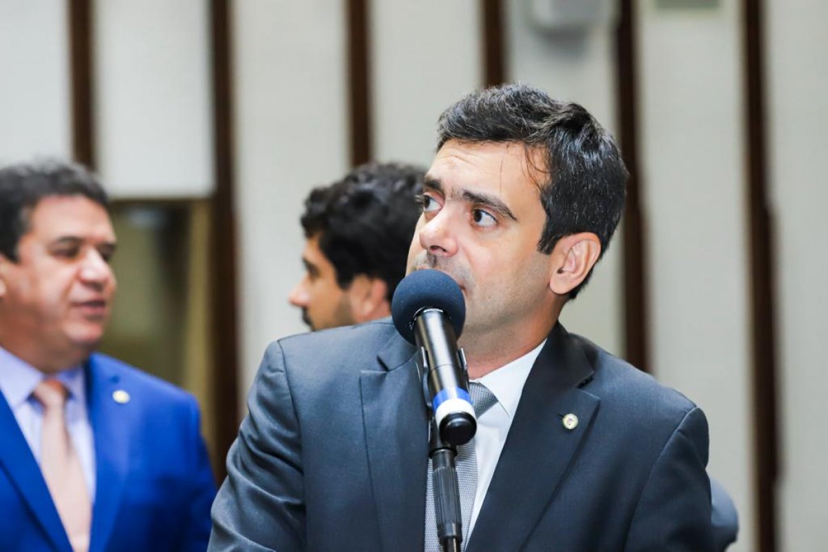 Tiago Correia critica Jerônimo por promessas frustradas sobre novos ferries: ‘brinca com a população’
