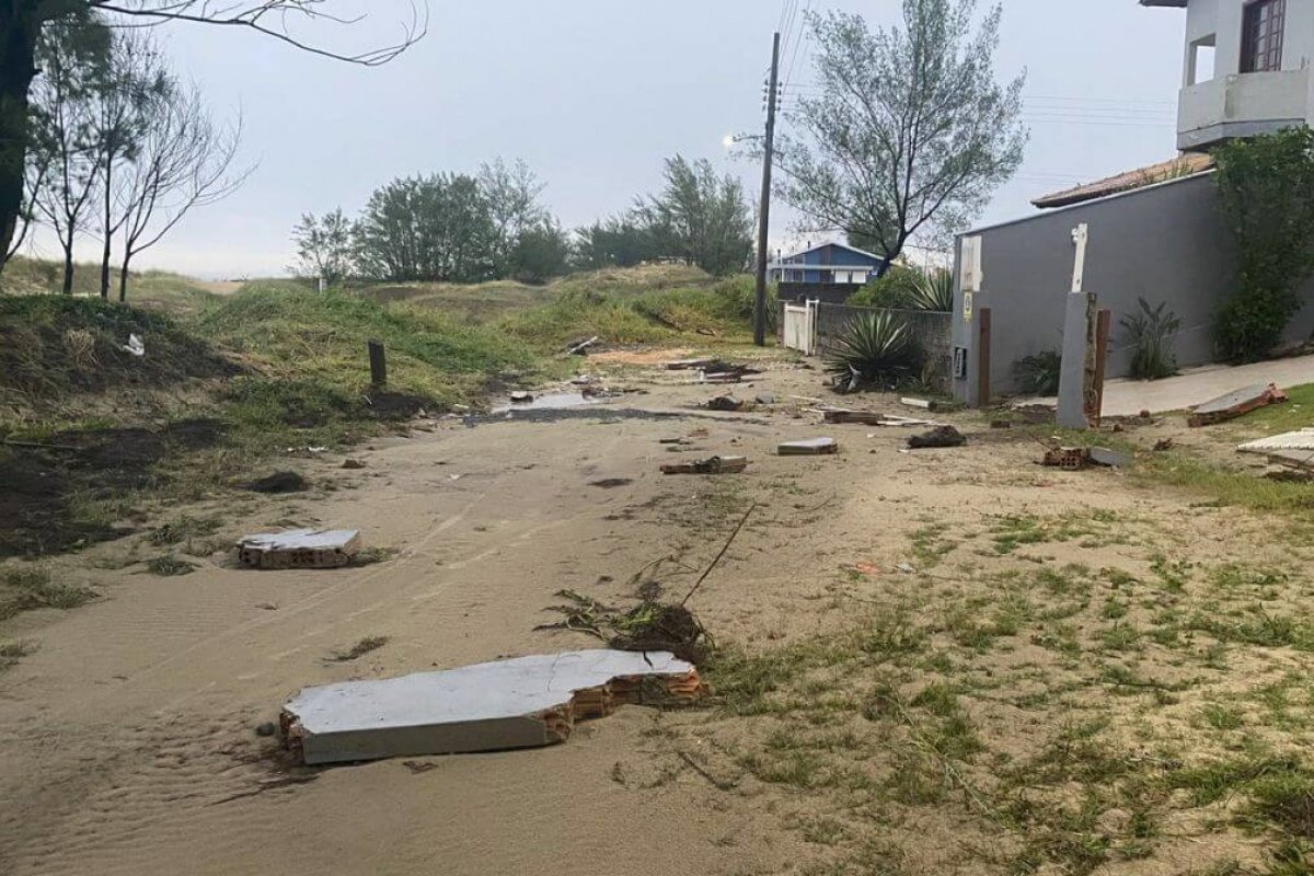 Vídeo: tsunami meteorológico atinge Jaguaruna e causa danos materiais