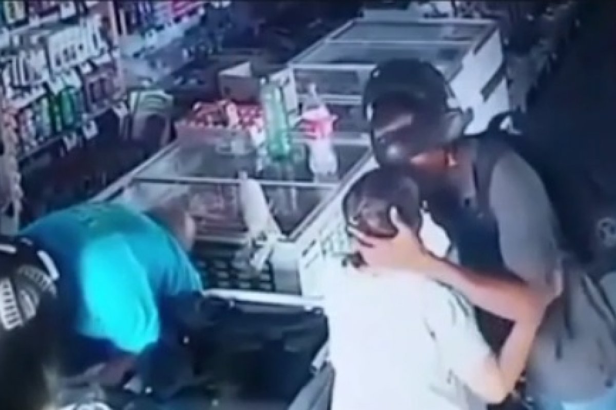 Assaltante rouba mercadinho e beija testa de uma idosa durante o crime