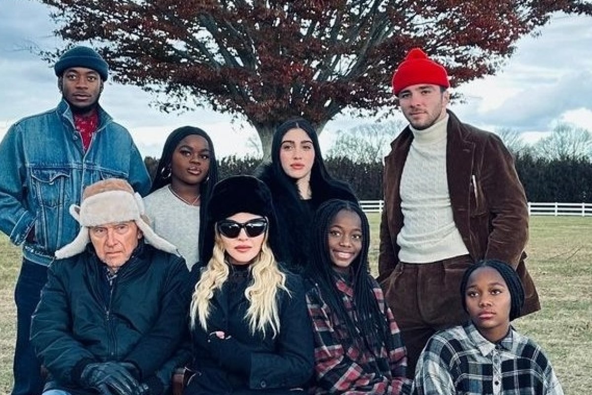 Madonna exibe foto com os 6 filhos e o pai e desabafa: "Minha família sofreu muitas perdas este ano"!