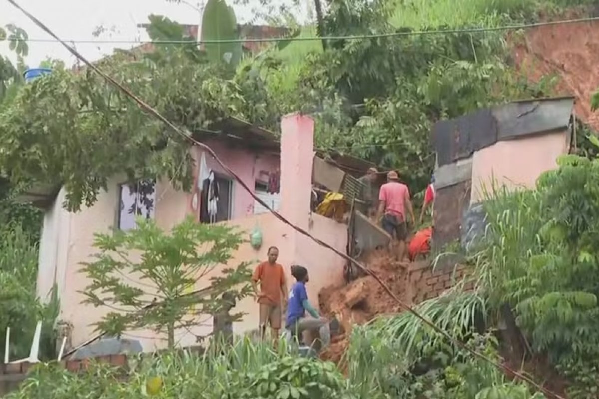 Prefeitura de Salvador inicia demolição de imóveis afetados por deslizamento que deixou dois mortos