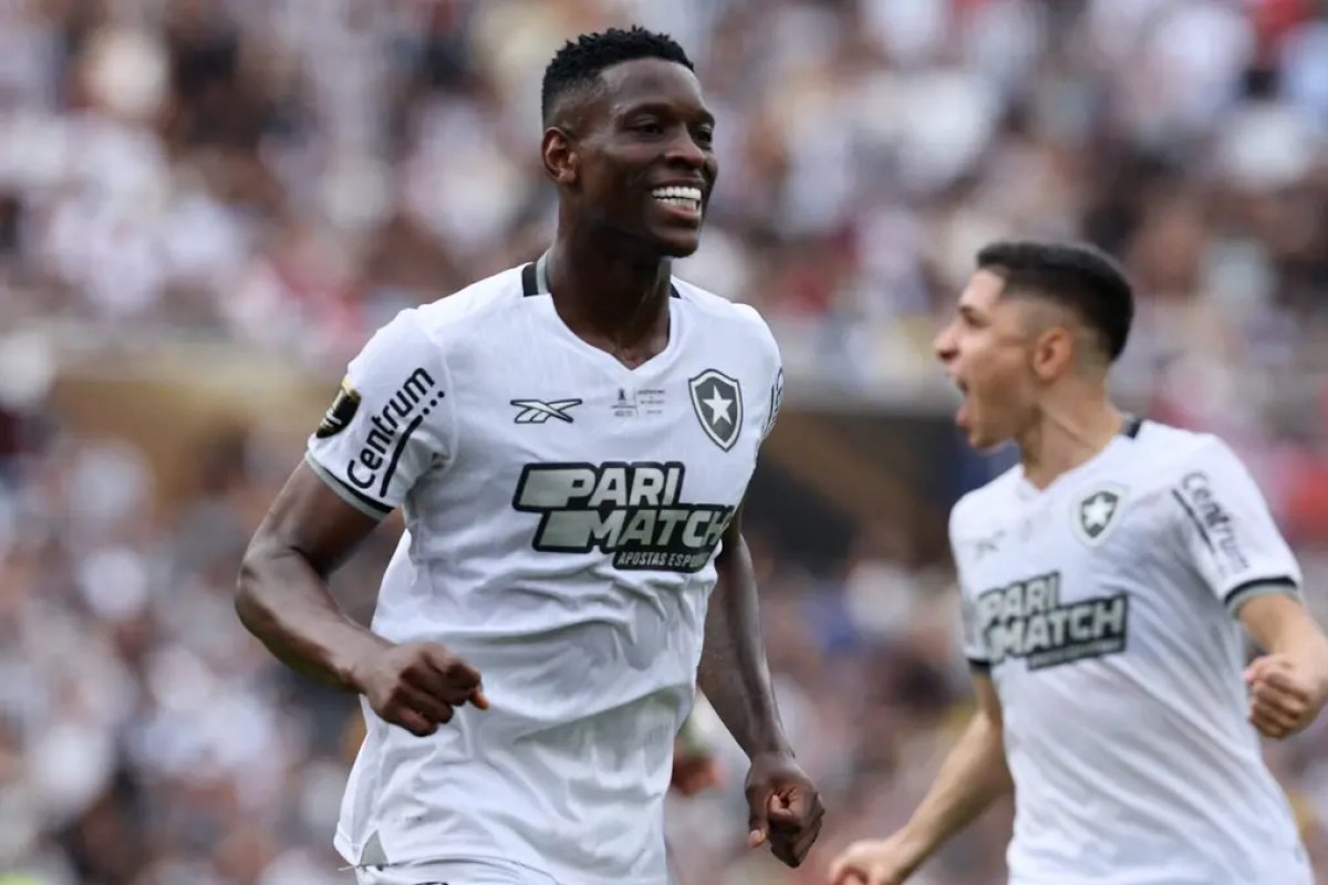Mulher é presa após extorquir atacante do Botafogo e ameaçar divulgar fotos íntimas antes da Libertadores