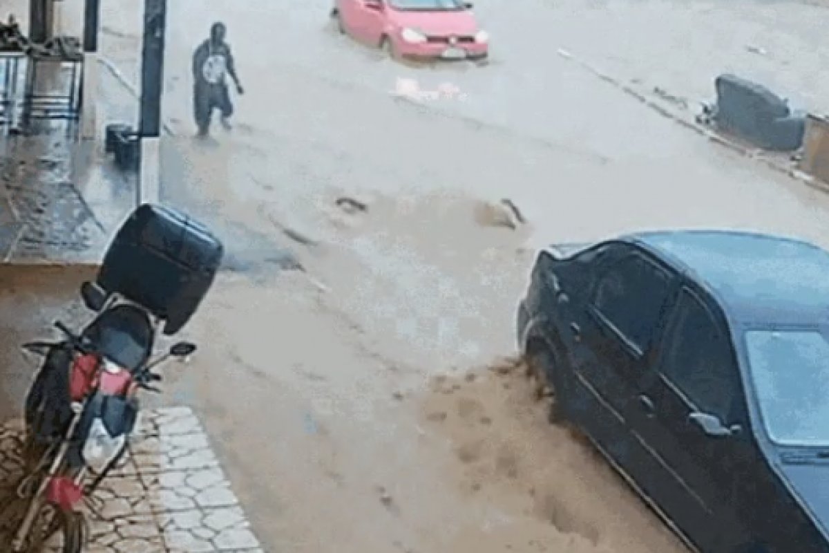 Vídeo: mulher é arrastada por enxurrada e resgatada debaixo de carro no DF