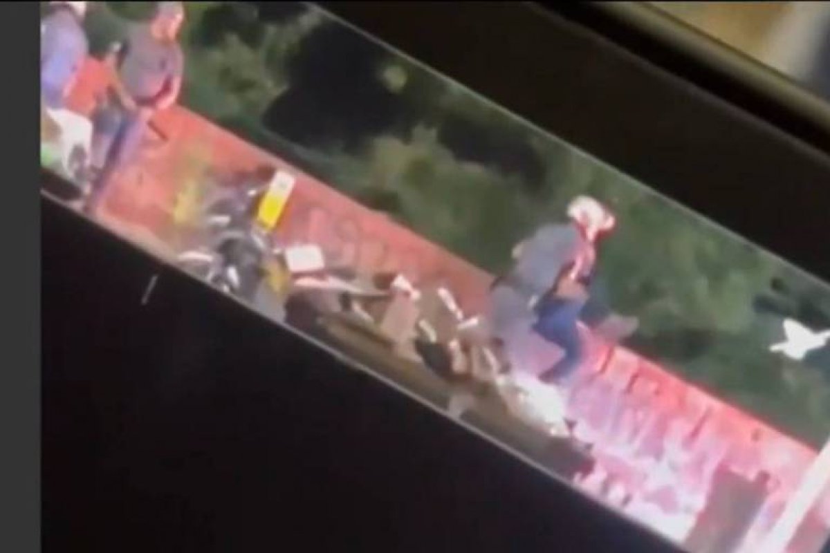 Vídeo: policial militar arremessa homem de ponte em São Paulo