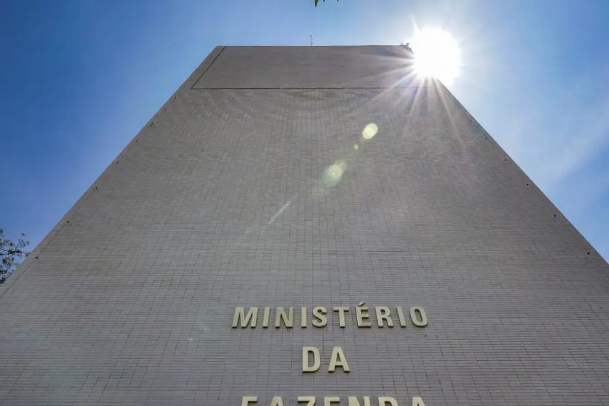 Com alta do PIB de 0,9%, Fazenda deve revisar para cima projeção para 2024