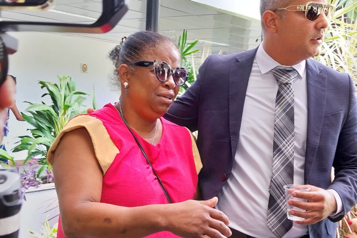 Vídeo: "Tinha pena daquelas mães e agora eu estou no meio delas", diz mãe de adolescente morto a tiros