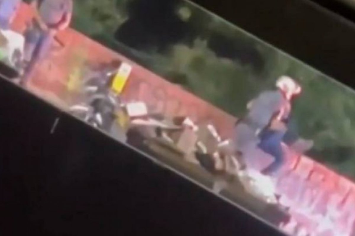 Treze policiais são afastados após apuração sobre agente que jogou homem de ponte em SP
