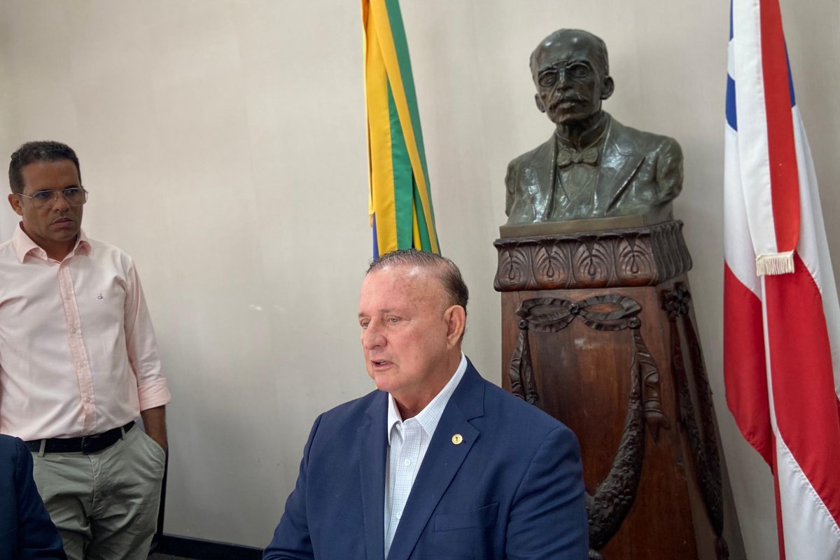 Membros do Conselho de Ética são "reféns" da insegurança, afirma Adolfo Menezes sobre caso Binho Galinha