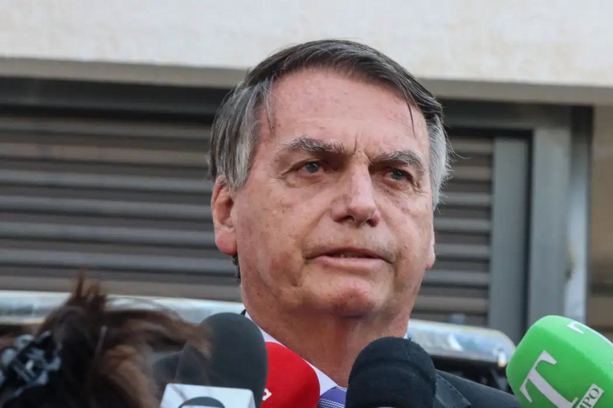 Moraes aprova ida de Bolsonaro ao velório da mãe do presidente do PL