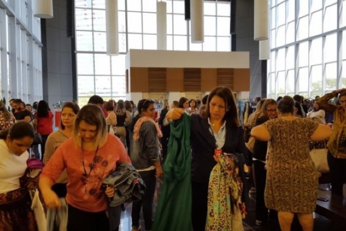 3ª edição do bazar Ampara Mulher arrecada recursos para oferecer qualificação a vítimas de violência doméstica