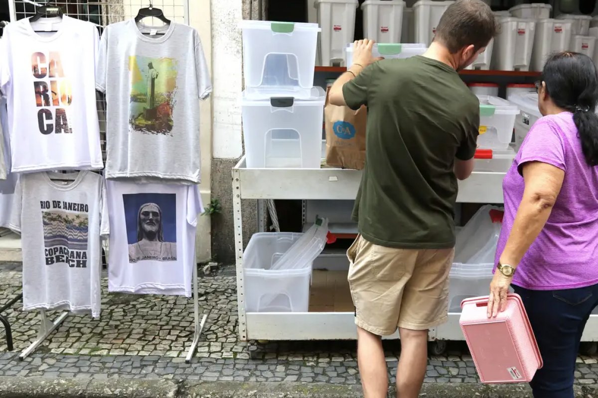 Consumo das famílias cresce por conta do alto consumo de serviços e bens duráveis, aponta IBGE