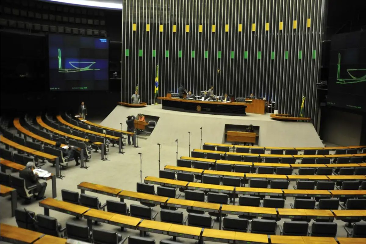 Câmara formaliza urgência para medidas de cortes de gastos; votação devido a impasse será na quarta (4)