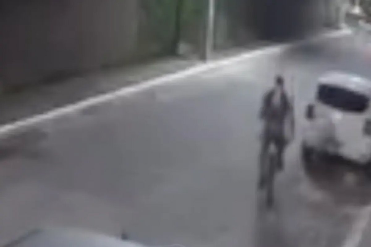 Entregador é roubado por dupla em moto no bairro de Itapuã, em Salvador