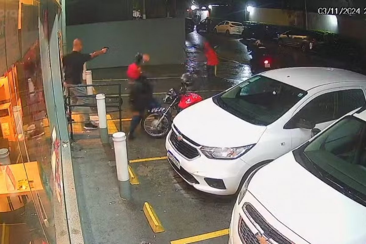 PM executa jovem negro pelas costas em frente a mercado em SP; policial reprovou em exame psicológico por descontrole emocional