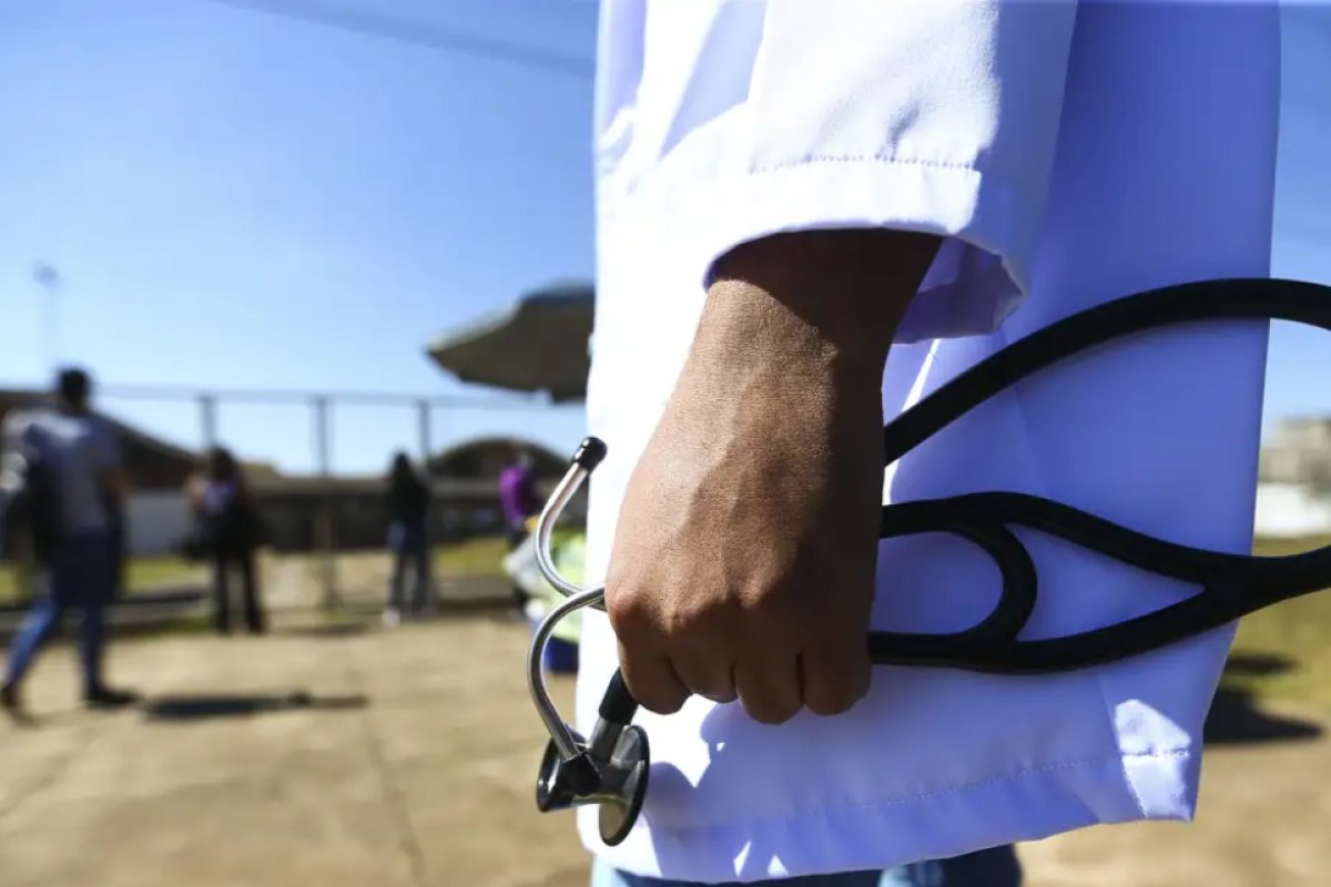 Número de médicos no Brasil cresce 23,6% ante pré-pandemia, diz IBGE