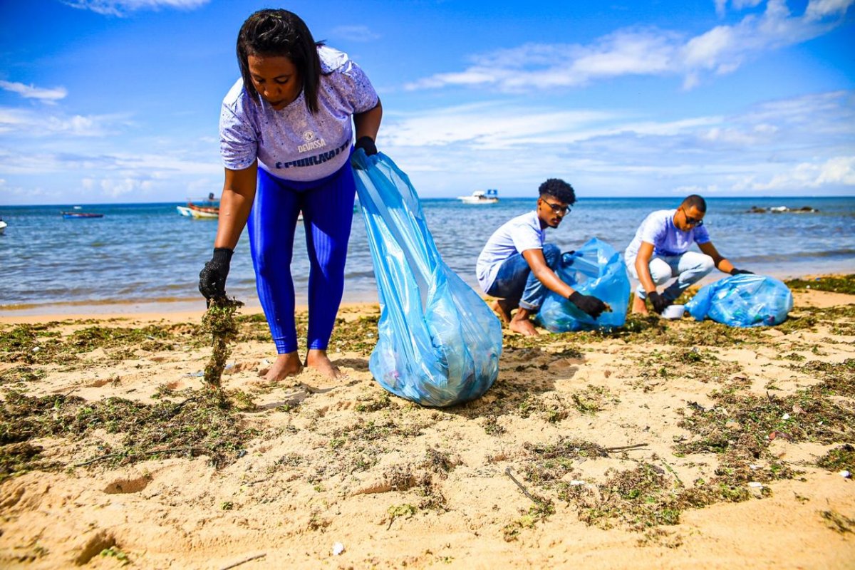 Ação de limpeza retira mais de 200 quilos de lixo da praia após festa de Iemanjá