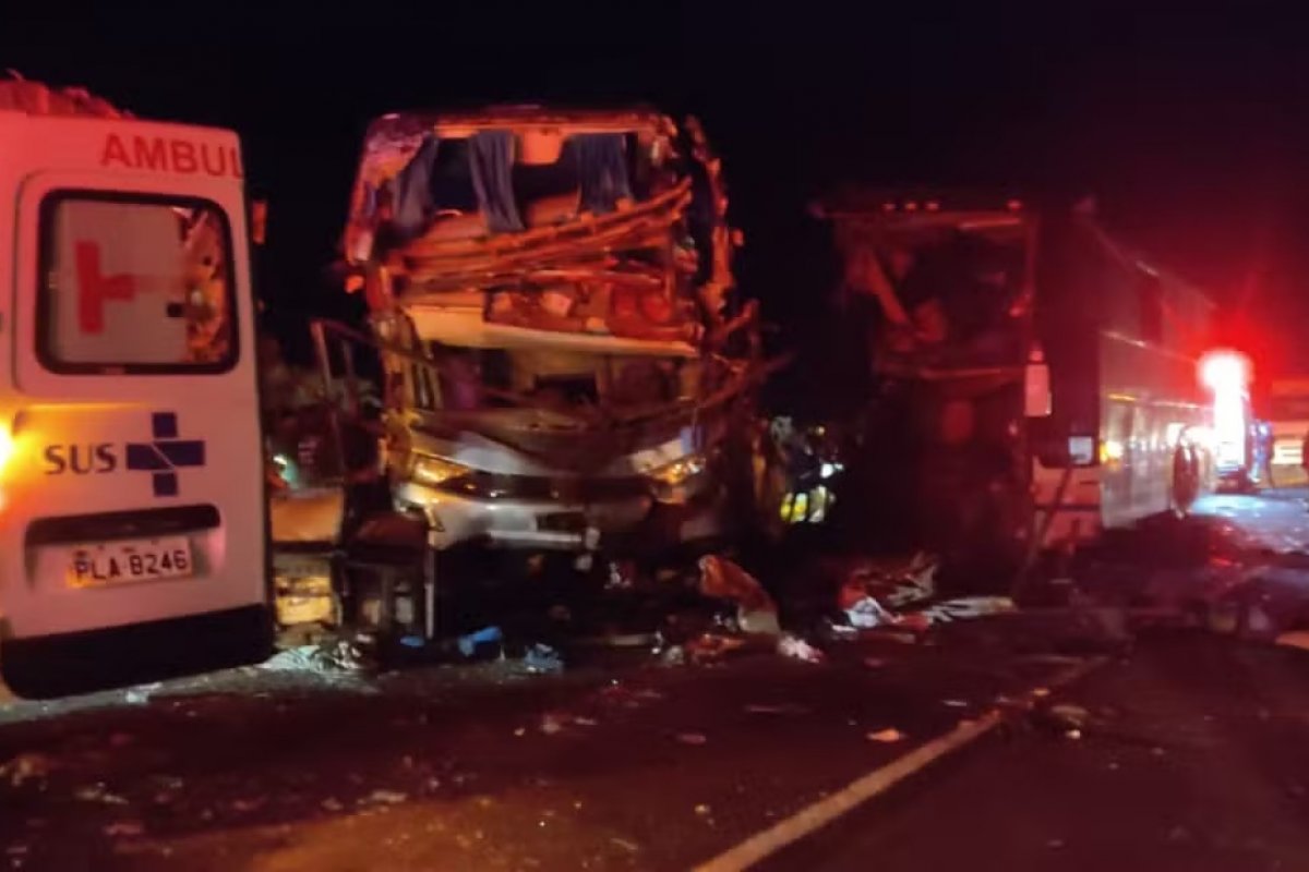 Acidente entre dois ônibus e uma carreta deixa cinco pessoas mortas e outras 21 feridas no interior da Bahia