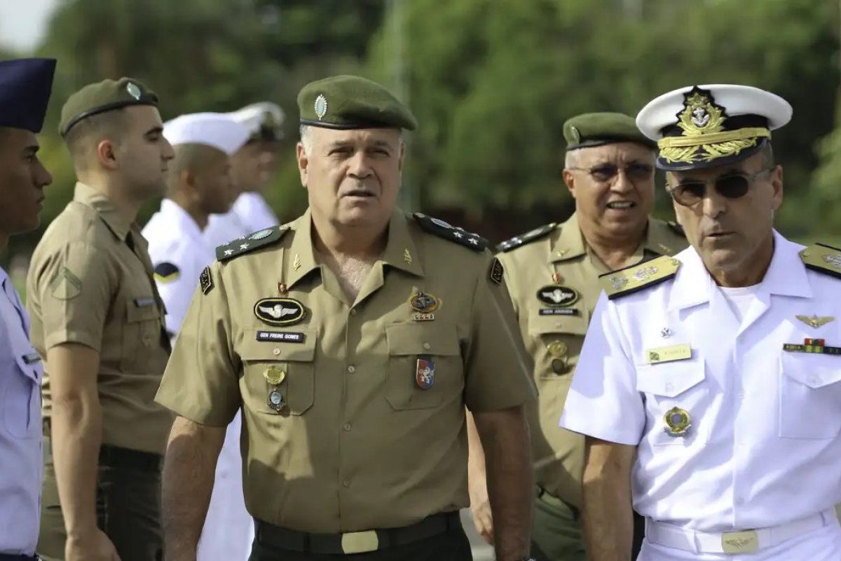 Ex-comandante do Exército sofre rejeição entre militares depois de rejeitar golpe